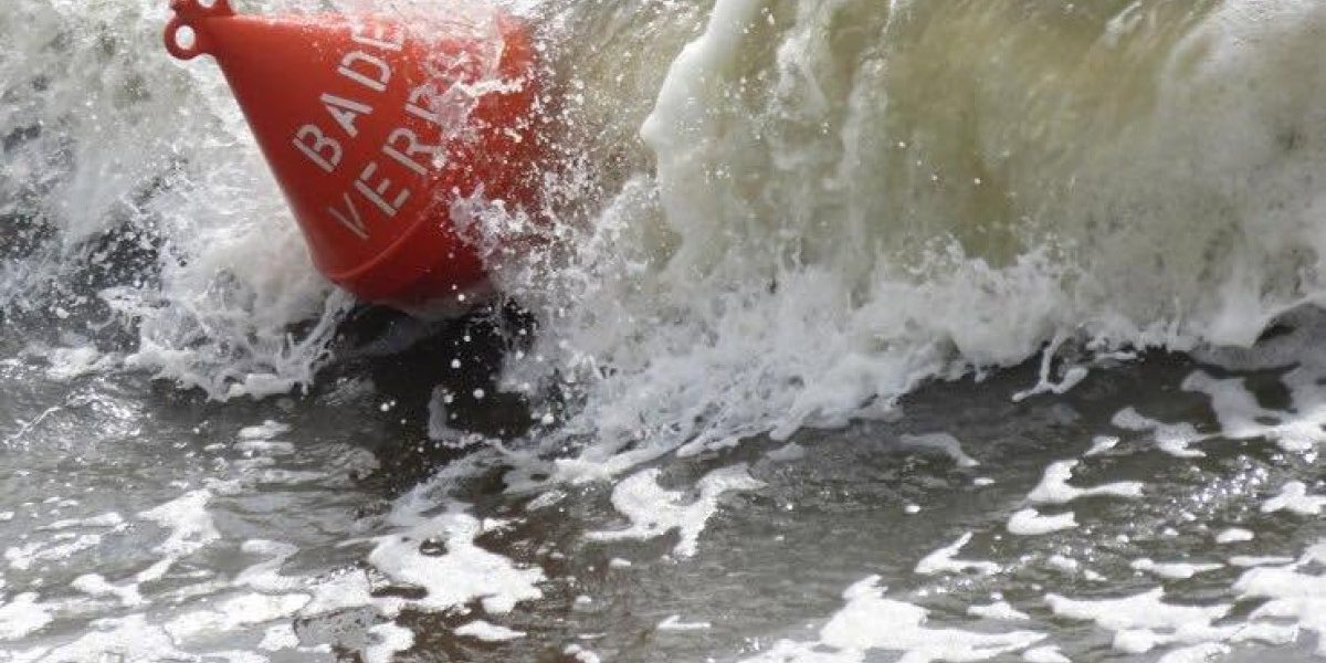 Un bărbat s-a înecat în mare la Eforie Nord. Fusese scos de salvamari de 3 ori din valuri, în cursul zilei, dar a intrat din nou în apă