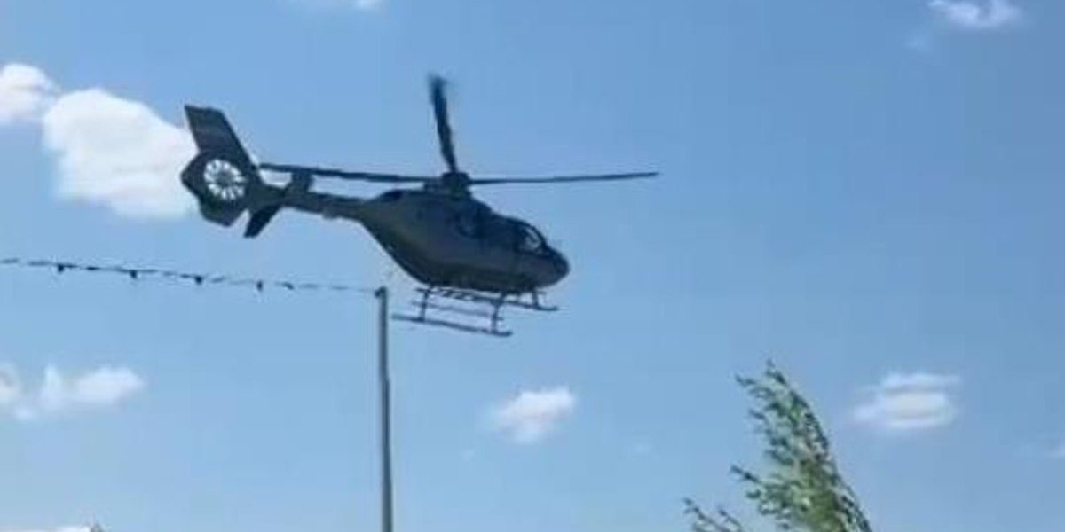 Un elicopter a aterizat fără permisiune în curtea unui centru de echitație pentru a prelua fiica unui afacerist. Pagubele produse