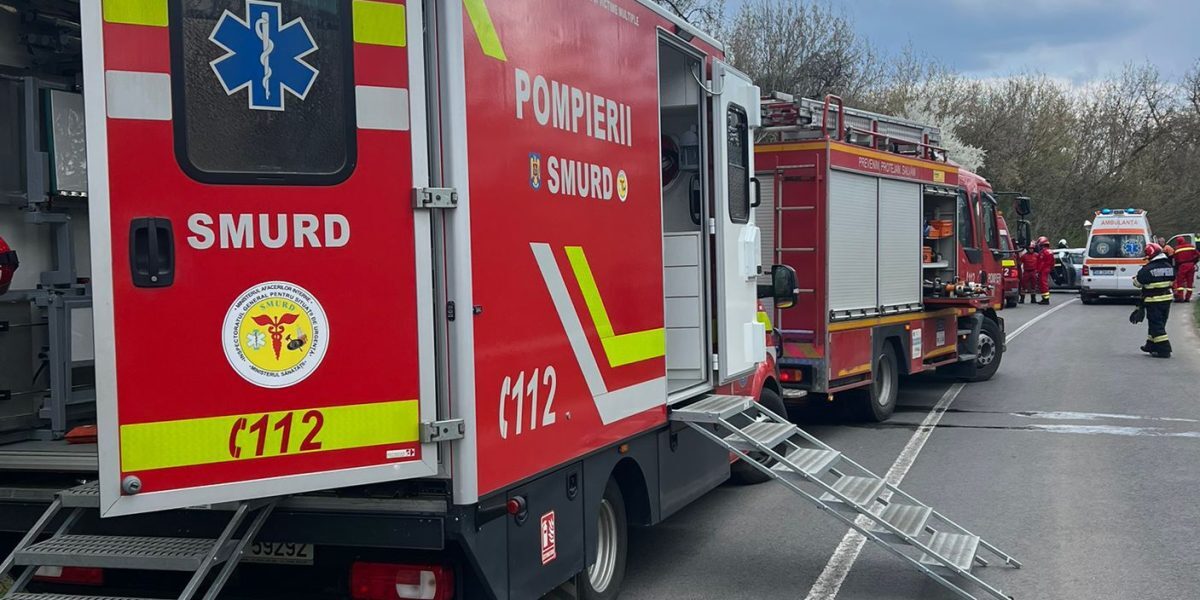 Tragedie pe șosea: 4 răniți, 3 blocați. Trafic oprit