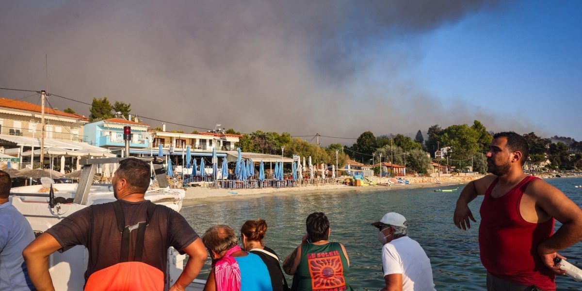 Incendiu în Halkidiki: Sute de români vizați, mesaj de la consulat