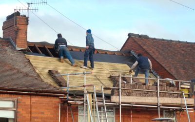 Escroci au lăsat case fără acoperiș, apoi au cerut bani uriași. Trimiși în judecată