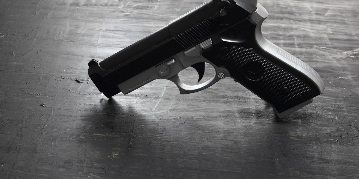 Arme din Turcia, aduse ilegal în România. Trei judecați