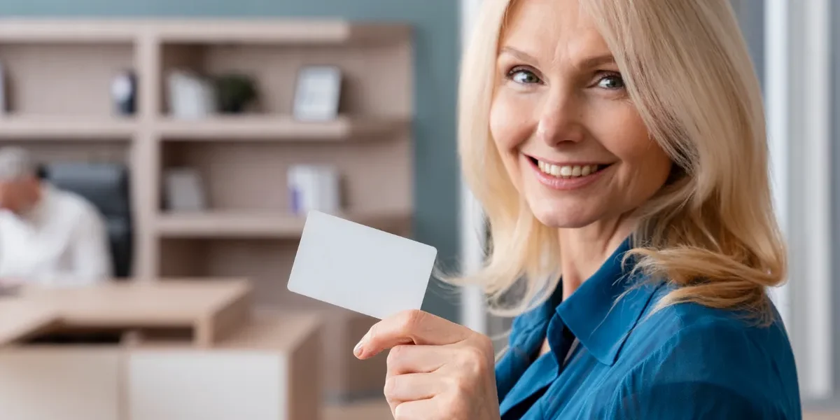 Pensiile pe card: Când ajung banii la tine, în funcție de bancă
