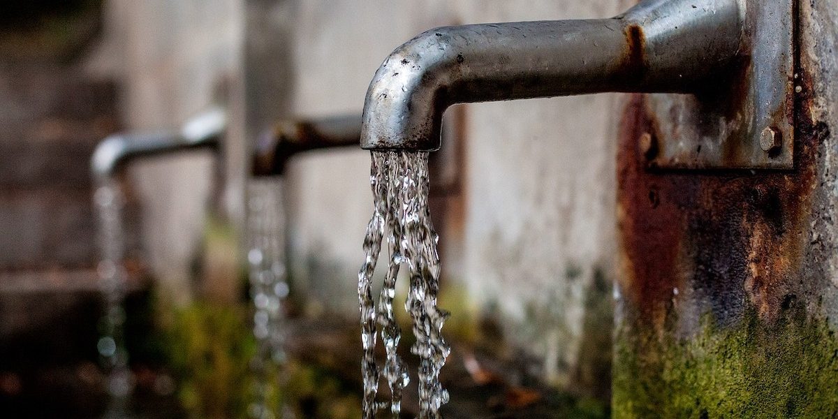 Neamț: Apă potabilă interzisă pentru piscină și mașini din cauza caniculei