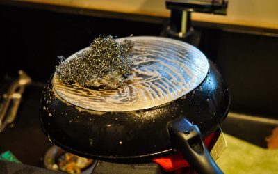 Tigaia arsă din teflon: Trucuri salvatoare fără zgârieturi