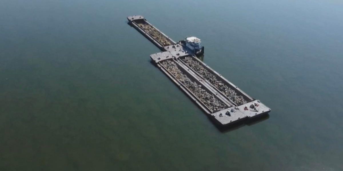 Imagini uimitoare din dronă: Scufundarea barjelor în Dunăre