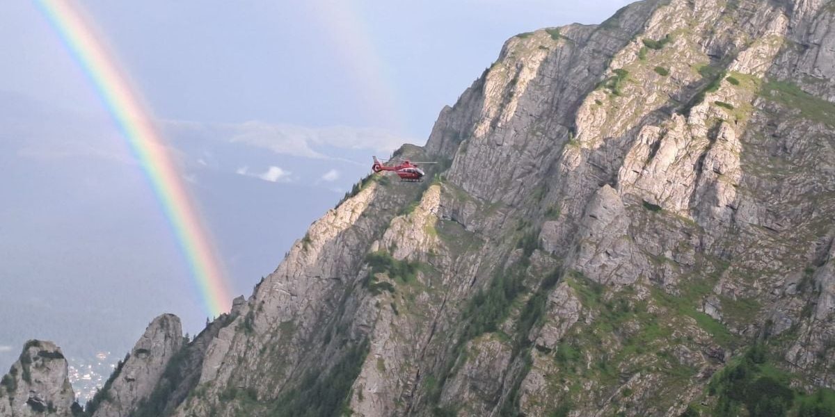 Germani blocați pe cel mai mare perete din România, salvați de la 112