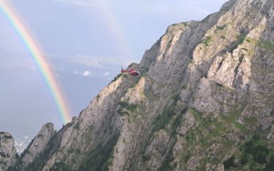 Germani blocați pe cel mai mare perete din România, salvați de la 112