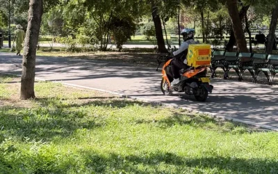 Curier Glovo, bolnav de viteză în Cișmigiu
