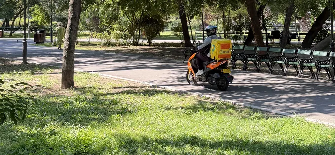 Curier Glovo, bolnav de viteză în Cișmigiu