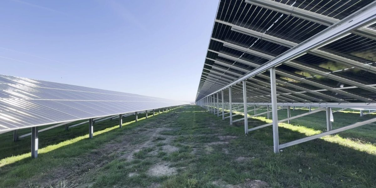 Arad: Cel mai mare parc fotovoltaic din Europa, avizat de ANRE