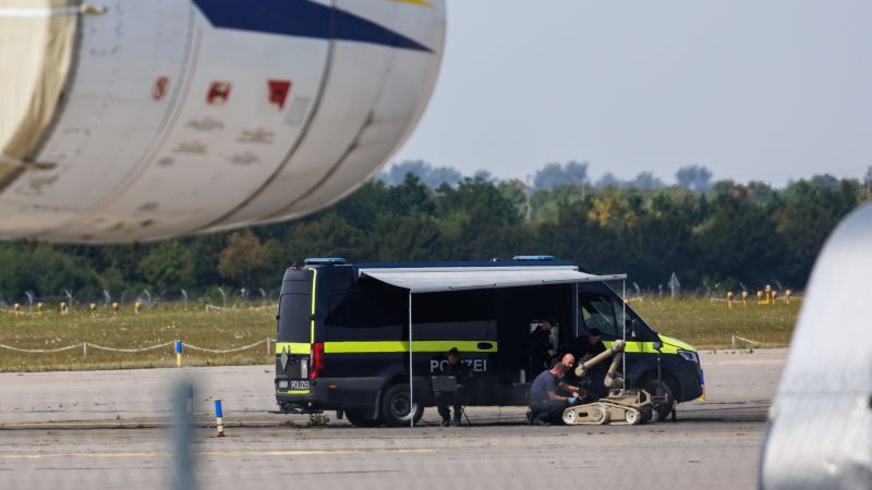 Germania: Alarmă de „nouă amenințare” după atac cu dronă la aeroport