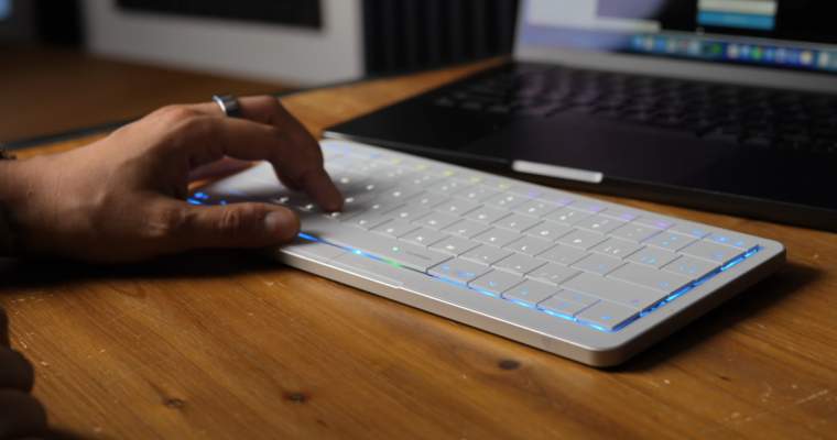 Clevetura CLVX S: Tastatura care nu trebuia să existe