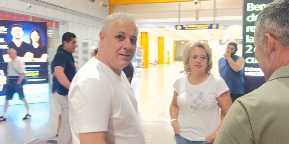 Șumudică a apărut la Cluj. Imagini exclusive de la aeroport