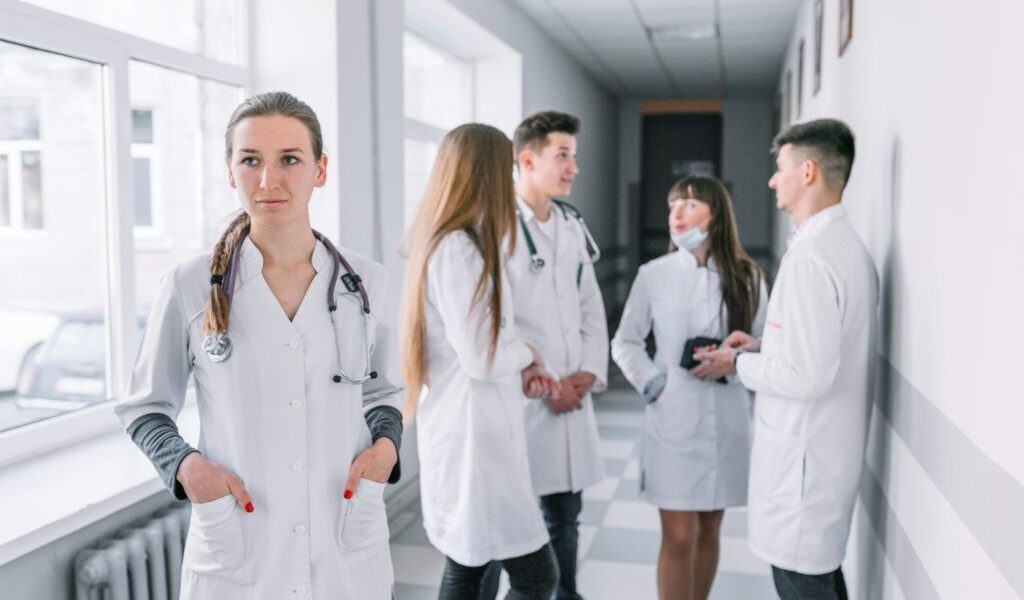Mediciniștii, loviți de noi reguli la examenul de specialist