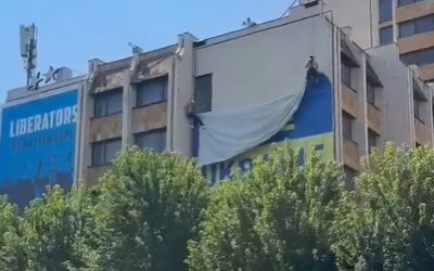 Furia de la Priștina: Drapelul Ucrainei, luat imediat după întâlnirea Zelenski-Vucic