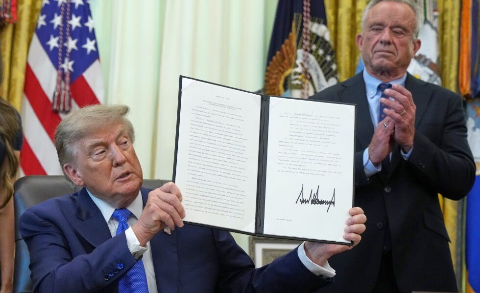Trump, acuzații false la semnarea unui ordin executiv