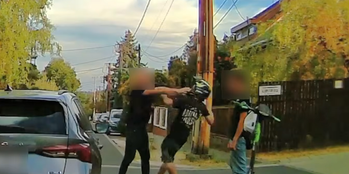 Șoc în trafic: Autoturism gonește pe trotuar, atacă un tânăr pe trotinetă
