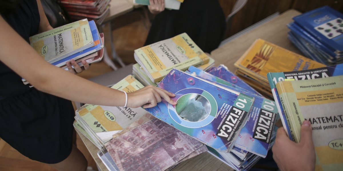 Elevii de clasa a IX-a, fără manuale la liceu. Ministrul, despre forma digitală