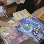 Elevii de clasa a IX-a, fără manuale la liceu. Ministrul, despre forma digitală