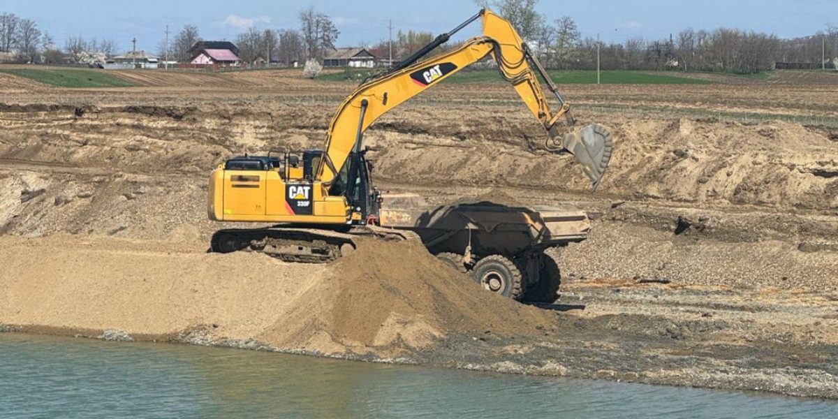 Firmă cercetată penal: Minerit ilegal în balastiera din Argeș