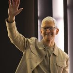 TIM COOK PLEACĂ DE LA APPLE DUPĂ 15 ANI DE DOMINAȚIE
