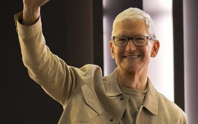 TIM COOK PLEACĂ DE LA APPLE DUPĂ 15 ANI DE DOMINAȚIE