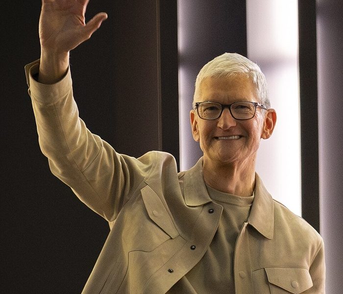 TIM COOK PLEACĂ DE LA APPLE DUPĂ 15 ANI DE DOMINAȚIE
