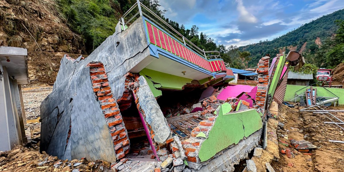 Nevastă, salvată după 10 zile printre dărâmături în Nepal