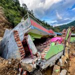 Nevastă, salvată după 10 zile printre dărâmături în Nepal