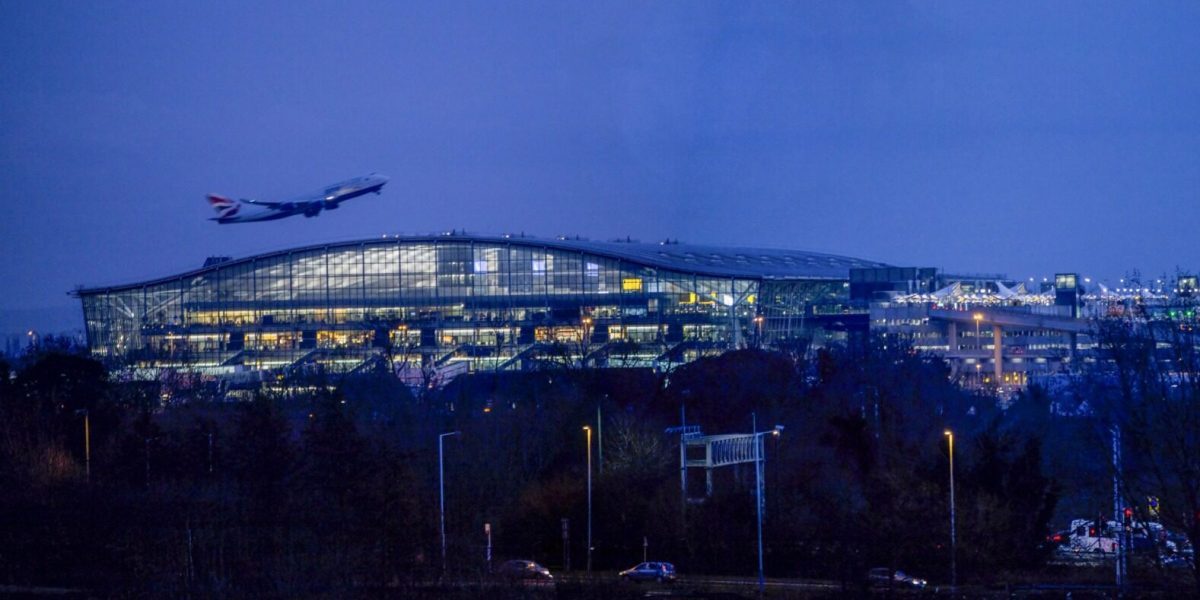 Incendiu la Heathrow, haos feroviar și transport public blocat
