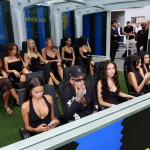 Rapperul celebru, însoțit de zece femei misterioase