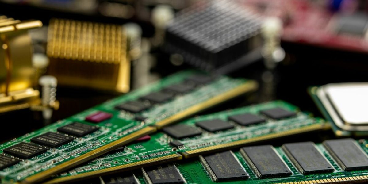 AI scumpește electronicele. „RAMageddon” aruncă piața în aer
