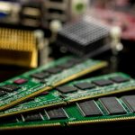 AI scumpește electronicele. „RAMageddon” aruncă piața în aer