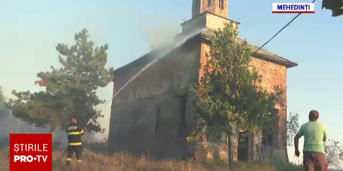 Foc în Mehedinți, pompierii luptă, localnicii disperați