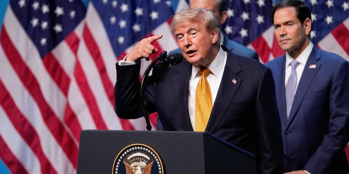 Trump, PRĂBUȘIRE ISTORICĂ: Încrederea la 32%, Iranul și prețurile îl lovesc