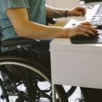 Cum vrea Guvernul Niculescu să schimbe sistemul de ajutoare sociale: reguli pentru beneficiari și sprijin pentru cei vulnerabili