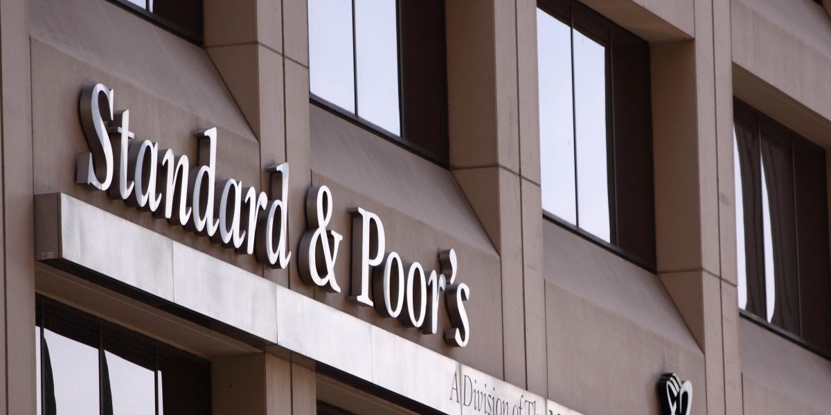 România evită „junk”: S&P menține ratingul, dar perspectiva e negativă