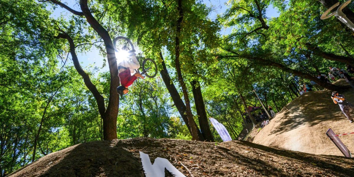 Bucureștiul are Dirt Park: Cicliștii freestyle câștigă teren în România