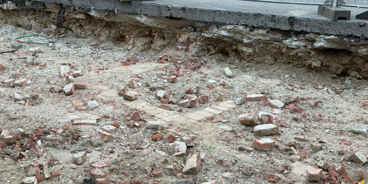 București toarnă istoria-n beton, Europa o apără