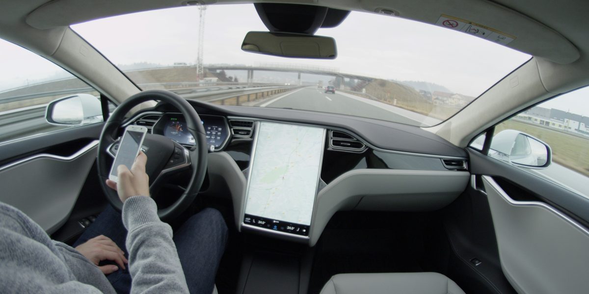 Tesla își redenumește sistemul de condus autonom în Europa