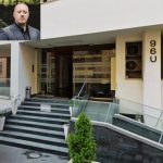 Milionarul care a dat o avere pe două locuri de parcare
