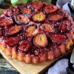 Plăcintă cu prune ca la bunica: Rețetă rapidă și aromată