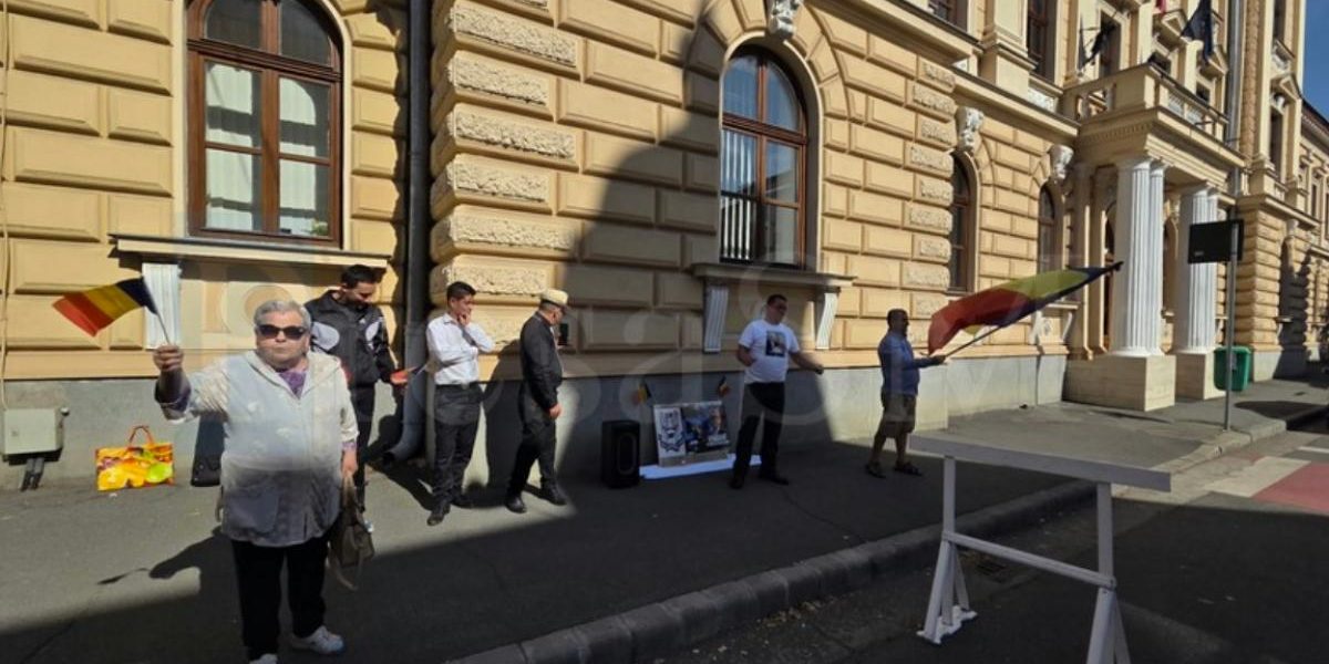 Protest pentru Călin Georgescu: Manele şi dedicaţii pentru doamna Cristela